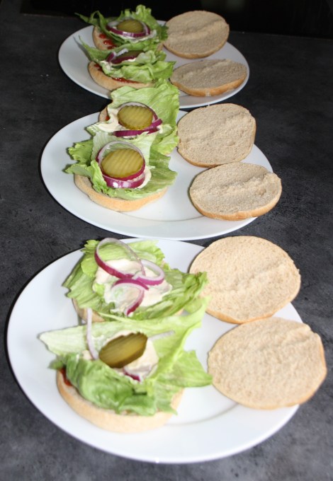 Lag deretter noe som ser ca slik ut, gjerne litt farger slik at det ser pent ut. Jeg laget også egen hvitløksdressing til, men husker ikke hvordan jeg gjorde det så...