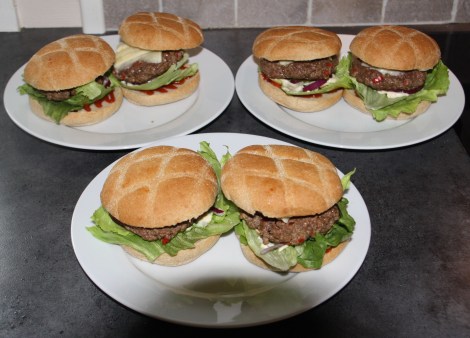 Etter du har stekt den drepte og kvernete elgen legger du den mellom 2 hamburgerbrød, gjerne de du har gjort klar med salat osv :)