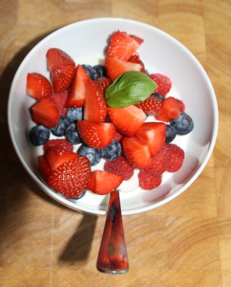 Kast frukten rundt i rommet til det lander oppi bollen, da ser det slik ut. Da er det bare å spise og nyte.!