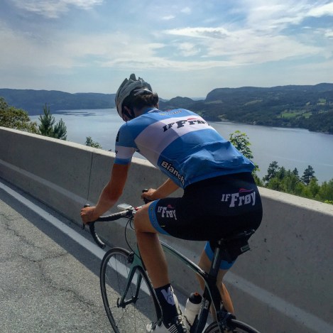 Fikk endelig sykler rundt Tyrifjorden også, det resulterte jo i det som kanskje er årets fineste tur så langt, 6 timer med sol/medvind, herlig natur og godt selskap av Halvor. 