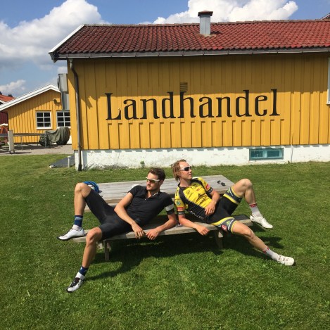 Utrolig hyggelig å dra ut på restitusjonstur med Gunnar fra BOC, enda bedre ble det da vi møtte på Jo.  Jeg fikk til et helt tilfeldig bilde av guttene på kaffestoppen i Sørkedalen.