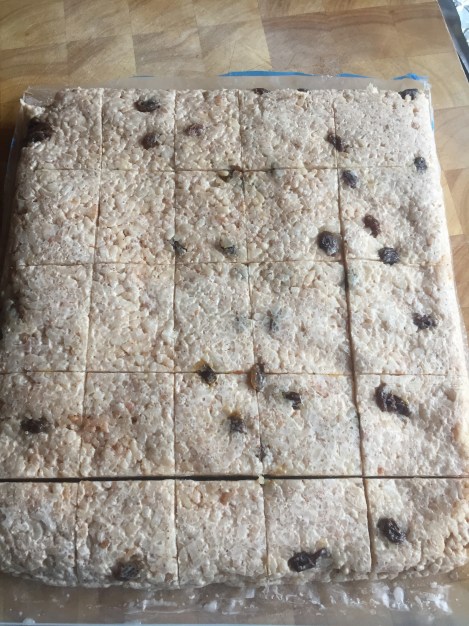 I dag tidlig kuttet jeg den opp etter beste evne, til mitt forsvar gjorde jeg dette før frokost og kaffe...så bitene ble i litt div str :o