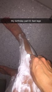 Siden det var noen dager siden sist benytter jeg meg av en litt lengre dusj til å gjøre beina glatte og silkemyke!