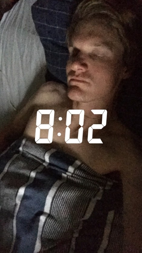 Alarmen ringer 8, prøver å ha litt struktur, men ender opp med å ligge å stirre litt i taket før jeg orker å stå opp...