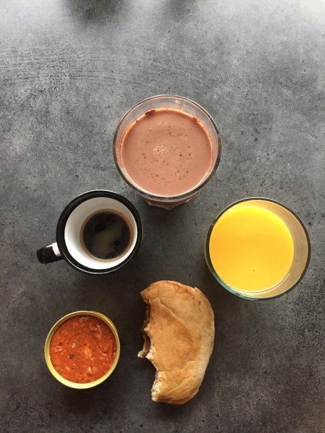 Det første jeg gjør etter en treningsøkt er å dusje/få på tørre klær for så å få i meg næring! Rett etter denne økten fikk jeg i meg: -1 glass sjokolademelk -1 glass smoothie -1 liten boks makrell i tomat -2 stk bolle med nugatti -1 espresso