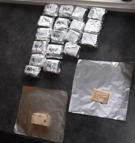 Etter å ha lekt litt med saksen å klippet til slike fine foliebiter pakket jeg de inn:)