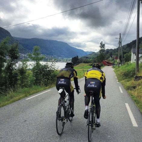 Satsningslaget Team Fixit.no har naturlig nok mange lokale ryttere på laget, her er jeg på tur med Henrik og Filip