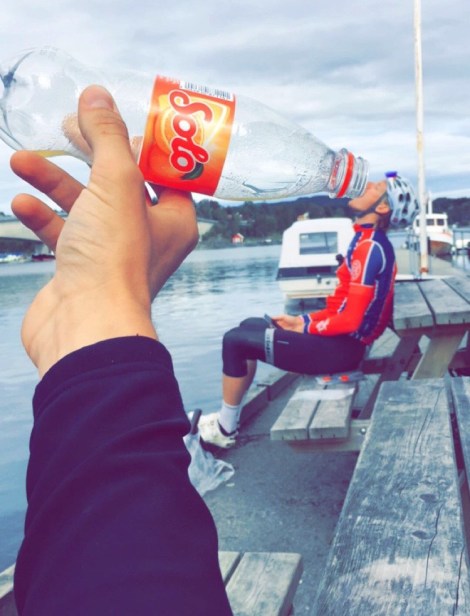 Under trening i slikt varmt fint vær er det så klart viktig å holde seg hydrert, derfor fyller jeg på rikelig med væske. Her får jeg hjelp av Sivert til påfyll av Solo!