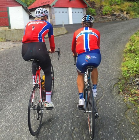 Her er jeg og Odd på vei opp Munkebotn en herlig stigning enten du er god i bakker eller ei :)