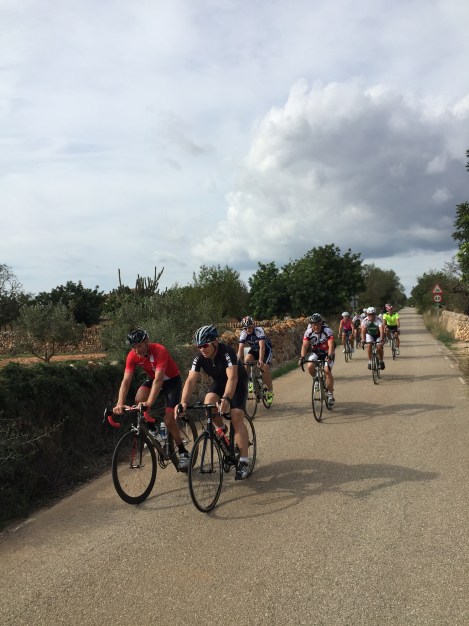 Det er en ivrig gjeng på tur, så måtte grave skikkelig dypt i kjelleren for å komme i front for å ta bilder slik som dette.