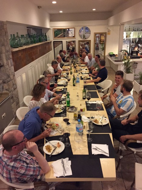 Hver kveld kl 19.00 var det felles middag med godt utvalg av mat på hotellet´s buffet. Alltid god stemning rundt bordet å under offseason får man ingen stygge blikk når man forsyner seg av desserten.