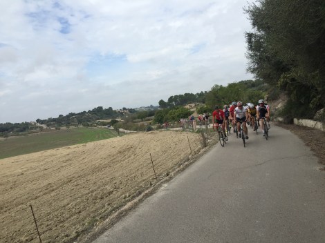 På dag 3 ble det hele 5 timer på sykkelen for de i lang gruppe, heldigvis er nesten alle like dra villige i fornt så det går unna.