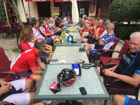 Her nyter gjengen en fortjent lunsj i Petra før turen går videre.