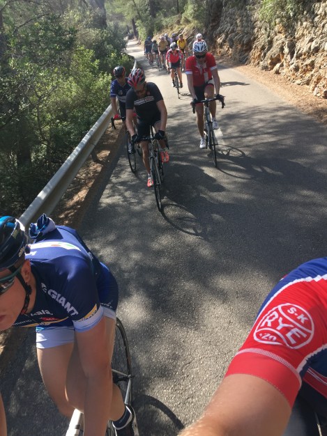 Jeg og Truls trodde vi satte et tøft tempo i bunn av bakke nr 2 men det var vist ikke fort nok...