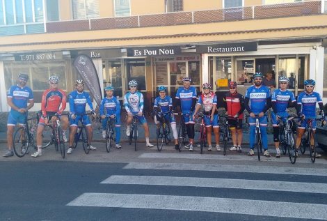 De lokale heltene er også ivrige syklister, inkludert Toni som jeg leier leiligheten hos. Her er mange ivrige CC Lloret ryttere klare for fellestrening :) 