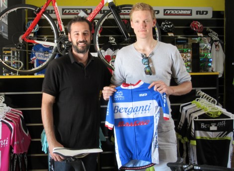 Sist uke var jeg hos en av hovedsponsorene Berganti Bikes for å bekrefte samarbeidet. Her står jeg med neste års trøye og en fornøyd sjef hos Berganti