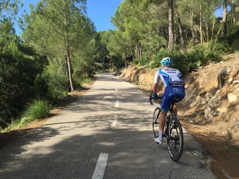 På en sykkeltur som er mellom 4-7 timer lang rekker man å gå gjennom mange temaer. Men så holder man litt kjeft for å nyte veier som dette.
