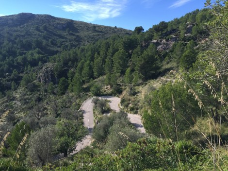 Det å skravle om KitKat sjokolade, den kommende kaffestoppen eller damer blir ekstra gøy når man kan gjøre noe av det man liker best. Nemlig sykle opp smale spanske landeveier som slynger seg oppover fjellsiden.