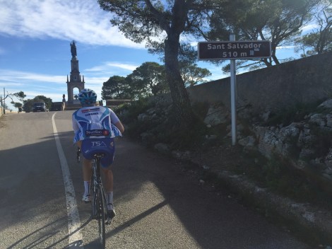 Før man vet ordet av det har man tråkket opp fjell nr 2 for dagen, har kun 1 timer sykling igjen før man er hjemme å livet smiler :) Her er Anders får meter fra  bestige San Salvador for første gang. 