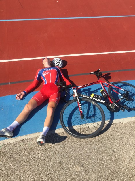 I det klokken bikket 1 time i den stekende solen var det også å ta av seg hjelmen, klikke ut av pedalene og legge seg ned for en pust i bakken.