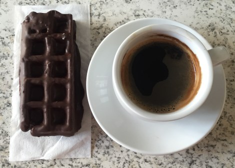 2: Stoppe halvveis på langturen for en herlig kopp kaffe + noe godt å sette tennene i.