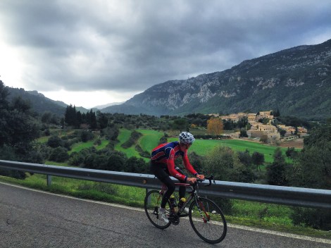 Sykle videre oppover fjellet å nye utsikten over små landsbyer mens praten går.