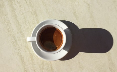 Kaffe er godt, det å sitte utenfor bakeren i Sineu med en kopp er ubeskrivelig godt.