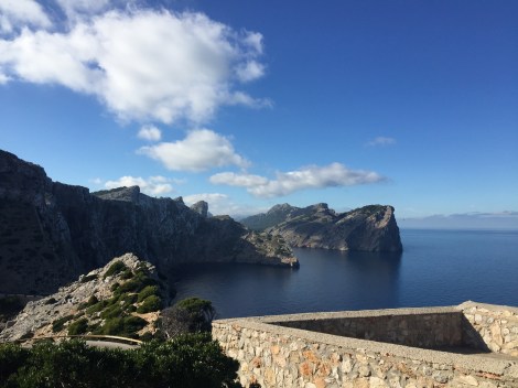 Tenke seg til at man i desember kan tråkke seg langs fjellsidene med en slik utsikt.