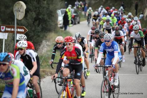 Her er jeg/feltet på vei over høyeste punkt på gårsdagens kuperte men VELDIG korte ritt. Foto: Sebastian Muntaner Pons