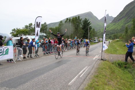 Bilde fra spurten under Tour de Senja. Foto: Trygve Grønning