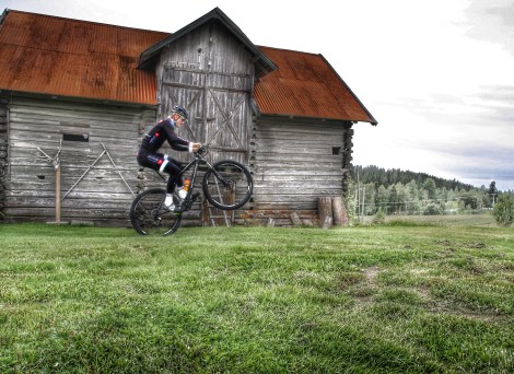 Her later jeg som jeg vet hva jeg holder på med på terrengsykkel, men sannheten er at jeg kun ser så kul ut i et brøkdel av et sekund før jeg desperat tråkker 4-5 tråkk på bakhjulet, vingler litt og akkurat redder meg inn rett før jeg smeller inn i låveveggen:) Takk til Martine Hoaas som lot meg leve med liv og helse for dette bilde!